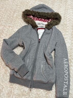 Vintage Aeropostale grey zip up hoodie with fur hood and winter pattern